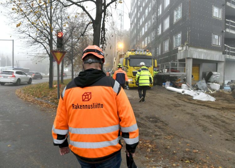 Rakennusalalla riitajutut keskittyvät alihankintakenttään. Järjestäytynytta rakennusteollisuutta edustavat pääurakoitisja ovat viime vuodet käyttäneet hyväkseen tuotannollis-taloudellisia syitä ja siirtäneet työn alihankintaketjuihin.