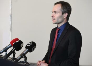 Sisäministeri Kai Mykkänen (kok.) piti tiedotustilaisuuden hallituksen Oulun ja Helsingin seksuaalirikosepäilyjä käsittelevän kokouksen jälkeen eduskunnassa.