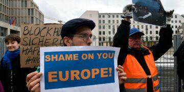 Mielenosoittajat Berliinissä maanantaina 9.3. kehottivat Eurooppaa häpeämään turvapaikkapolitiikkaansa.