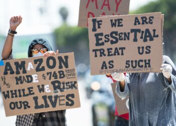 Amazonin työntekijöitä osoittamassa mieltään vapunpäivänä Kalifornian Hawthornessa.