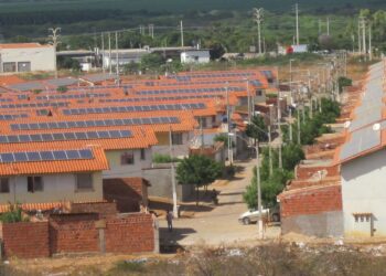 Tuhannen köyhän perheen asuma-alueen katoille on asennettu 9 144 aurinkopaneelia Bahian osavaltion Juazeiron kaupungin ulkolaidoilla. Sähköä syntyy yli asukkaiden tarpeen, ja ylijäämän myyntitulot jaetaan yhteisön jäsenille.