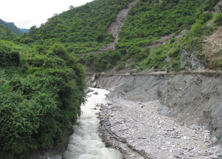 Kashmirin jokiuomat sisältävät arvokasta materiaalia: hiekkaa, soraa ja kiviä, joita rakennusteollisuus kaipaa.