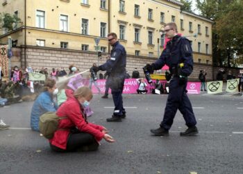 Näky Helsingin keskustassa lauantaina muistutti diktatuurimaita, joissa mielenosoituksia hajotetaan väkivaltaisesti.
