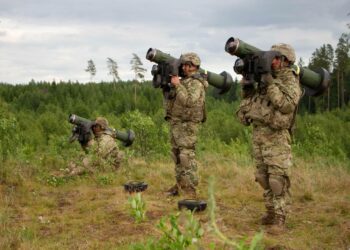 Näyttävintä sotilasyhteistyötä on Suomen osallistuminen Virossa pidettyihin sotaharjoituksiin, joissa keskeisessä roolissa ovat Nato ja Yhdysvallat. Yhdysvaltain armeijan sotilaita Saber Strike (Sapelinisku) -sotaharjoituksessa Virossa vuonna 2016.