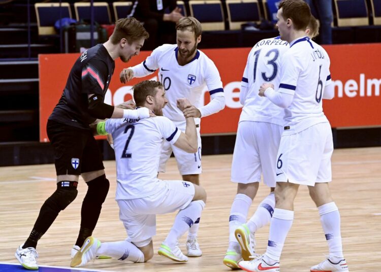 Suomen maalivahti Juha-Matti Savolainen (vas), Panu Autio, Miika Hosio, Jani Korpela ja Jukka Kytölä juhlivat Panu Aution 3-1 maalia futsalin EM-karsintaottelussa Suomi-Belgia