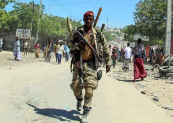 Panssarintorjuntasingolla aseistautunut kapinallissotilas partioi Mogadishun laitakaupungin kadulla sunnuntaina.