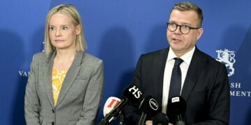 Valtiovarainministeri Riikka Purra ja pääministeri Petteri Orpopuhuivat medialle budjettiriihen alla syyskuussa.
