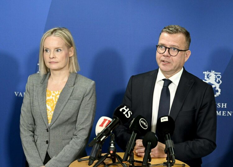 Valtiovarainministeri Riikka Purra ja pääministeri Petteri Orpopuhuivat medialle budjettiriihen alla syyskuussa.