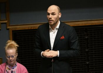 Laura Meriluoto ja Timo Furuholm ovat huolissaan Suomen sairaalaverkoston puolesta.