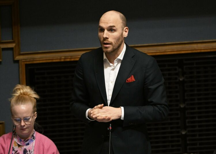 Laura Meriluoto ja Timo Furuholm ovat huolissaan Suomen sairaalaverkoston puolesta.