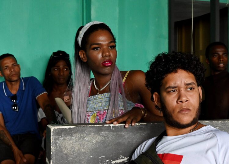 Transyhteisön aktivisteja sukupuoleen perustuvan väkivallan vastaisessa työpajassa Afro-Atenas-hankkeen toimitiloissa Matanzasissa. Transihmiset ovat vaatineet Kuubassa jo pitkään oikeutta muuttaa virallista sukupuolimerkintäänsä ilman lääketieteellisiä tutkimuksia.