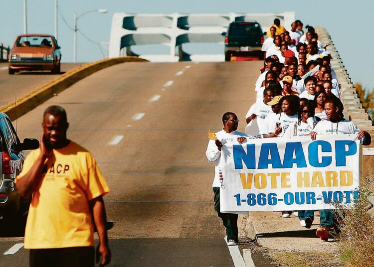 Opiskelijat kehottavat kansalaisia käyttämään äänioikeuttaan historiallisella Edmund Pettis -sillalla Alabaman Selmassa. Poliisi pysäytti vuonna 1965 tällä sillalla patukoilla ja kyynelkaasulla kansalaisoikeusmarssijat, jotka pyrkivät Selmasta Montgomeryyn.