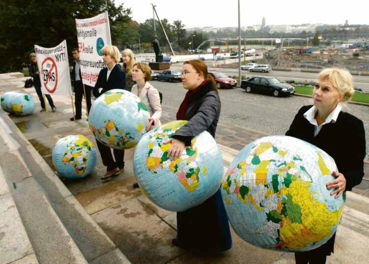 Attac ja muut kansalaisjärjestöt ovat jo pitkään kampanjoineet oikeudenmukaisemman globalisaation puolesta. Mielenosoituksessa vuonna 2007 havainnollistettiin maapallon asemaa EU:n kauppapoliittisissa neuvotteluissa kehitysmaiden kanssa.