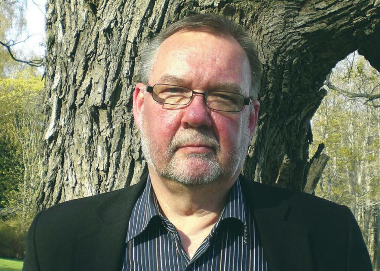 Matti Hokkanen ei pidä grafiikan lehtien ostamista terveyden tai hyvinvoinnin edistämisenä.