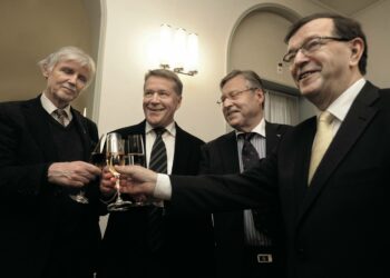 Erkki Tuomioja, Matti Ahde, Pertti Salolainen ja Paavo Väyrynen kohottivat maljoja 40 vuotta sitten alkaneen kansanedustajanuransa kunniaksi.