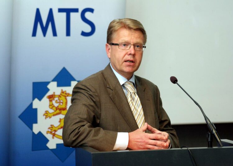 Puolustusministeri Jyri Häkämies esitteli visionsa ?Cyber-sotilaista? MTS:n seminaarissa keskiviikkona.