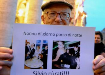 ”Ukki päivällä, sika yöllä. Silvio, paranna itsesi!” luki mielenosoittajan viestissä Roomassa pari viikkoa sitten.