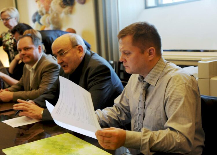 Markus Mustajärvi (oik.) ja Jyrki Yrttiaho (kesk.) Vasemmistoliiton eduskuntaryhmän kokouksessa torstaina iltapäivällä.