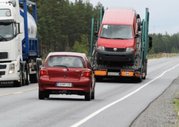 Valvontakamerat saavat osakseen kritiikkiäkin. Tilastot osoittavat kameroiden kuitenkin vähentävän liikenneonnettomuuksia. Kuvaa on käsitelty.