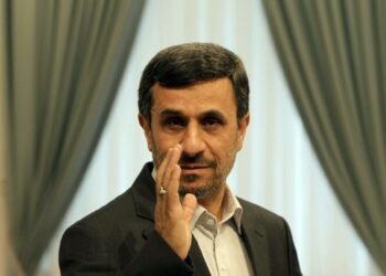 Mahmud Ahmadinejadin johtama, Yhdysvaltain kauppasaarrossa oleva Iran kelpasi kauppakumppaniksi isänmaallisille Kochin veljeksille.