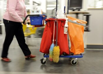 Korkean kuolleisuuden ammatteihin kuuluivat sekatyöntekijät, tarjoilijat, siivoojat, pakkaajat, lajittelijat sekä rahdinkäsittelijät ja varastotyöntekijät.