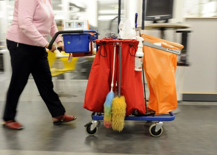 Korkean kuolleisuuden ammatteihin kuuluivat sekatyöntekijät, tarjoilijat, siivoojat, pakkaajat, lajittelijat sekä rahdinkäsittelijät ja varastotyöntekijät.