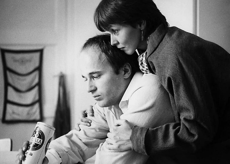 Rakkauselokuva on Anssi Mänttärin komedia lapsettomasta pariskunnasta, jonka elämään ilmestyy yllättävä ratkaisu. Kuvassa Markku Toikka ja Liisa Halonen.