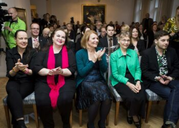 Kirjailijat Riikka Ala-Harja (vas.) Pirjo Hassinen, Heidi Köngäs, Ulla-Lena Lundberg ja Aki Ollikainen kirjallisuuden Finlandia-palkinnon ehdokkaiden julkaisutilaisuudessa torstaina. Ehdokas Juha Seppälä ei ollut paikalla.