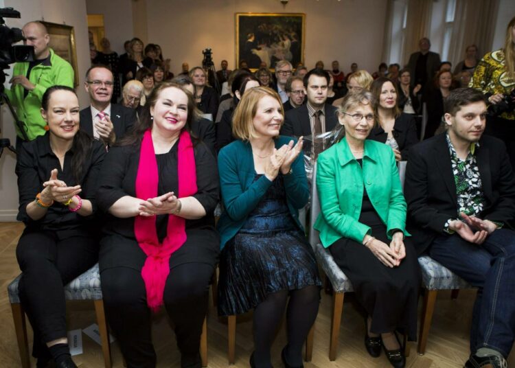Kirjailijat Riikka Ala-Harja (vas.) Pirjo Hassinen, Heidi Köngäs, Ulla-Lena Lundberg ja Aki Ollikainen kirjallisuuden Finlandia-palkinnon ehdokkaiden julkaisutilaisuudessa torstaina. Ehdokas Juha Seppälä ei ollut paikalla.
