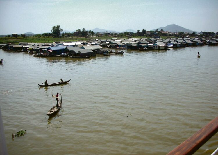 Mekongjoki on lähes 5 000 kilometriä pitkä. Se alkaa Tiibetin ylängöltä ja laskee Kiinan, Myanmarin, Laosin, Thaimaan, Kambodzhan ja Vietnamin kautta Etelä-Kiinan mereen. Pääuoman lisäksi alueella on lukuisia sivujokia ja ihmisen kaivamia kanavia.