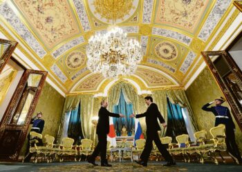 Venäjän presidentti Vladimir Putin tapasi Japanin pääministeri Shinzo Aben maanantaina Moskovassa.
