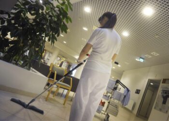 Työryhmä esittää, että lakiin lisätään velvollisuus selvittää naisten ja miesten välisten selkeiden palkkaerojen syyt sekä velvollisuus korjata palkkaerot, joille ei ole hyväksyttävää syytä.
