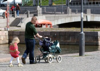 Vain pari prosenttia isistä käyttää perhevapaata yli kaksi kuukautta.