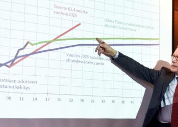 Eläkekysymysten asiantuntijaryhmän puheenjohtaja Jukka Pekkarinen esitteli työurien pidentämistä pohtineen työryhmän raporttia torstaina Helsingissä.