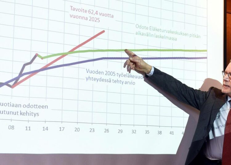 Eläkekysymysten asiantuntijaryhmän puheenjohtaja Jukka Pekkarinen esitteli työurien pidentämistä pohtineen työryhmän raporttia torstaina Helsingissä.