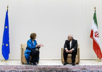 EU:n ulkoministeri Catherine Ashton ja Iranin ulkoministeri Mohammad Javad Zarif Genevessä lokakuun puolivälissä, jolloin käytiin uudelleen käynnistettyjen neuvottelujen ensimmäinen kierros.