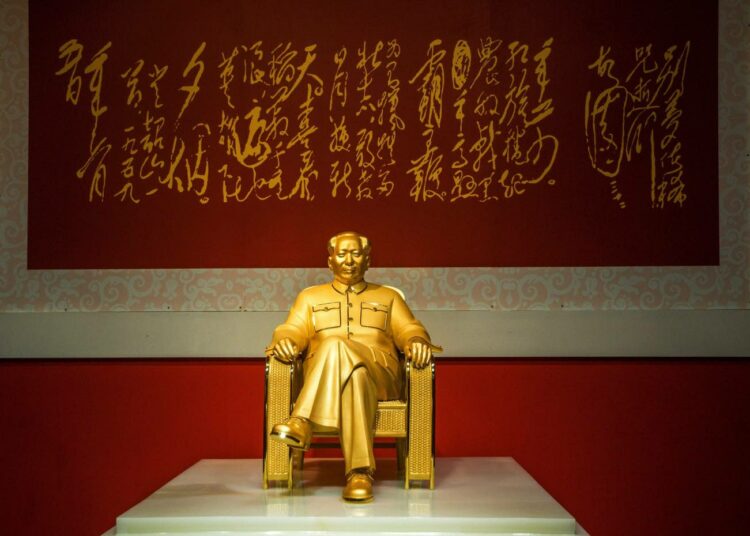 Jadesta ja kullasta tehty Mao Zedongin patsas Shenzhenissä.