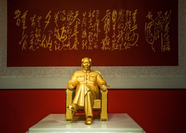 Jadesta ja kullasta tehty Mao Zedongin patsas Shenzhenissä.