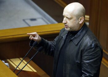 Oleksandr Turtšynov puhumassa Ukrainan parlamentissa viime lauantain dramaattisessa istunnossa.