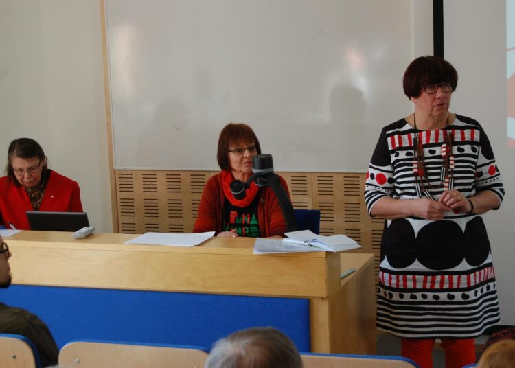 Kansanedustaja ja eurovaaliehdokas Eila Tiainen oli mukana piirikokouksessa, jonka puheenjohtajana toimi Marja Leena Makkonen ja sihteerinä Arja Hokkanen.