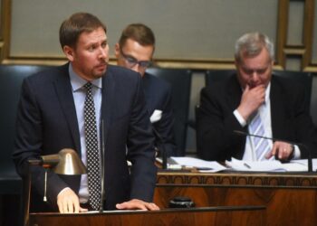 Arhinmäki totesi Stubbin hallituksen jatkavan sitä kehyslinjaa, jonka vuoksi vasemmistoliitto lähti hallituksesta.