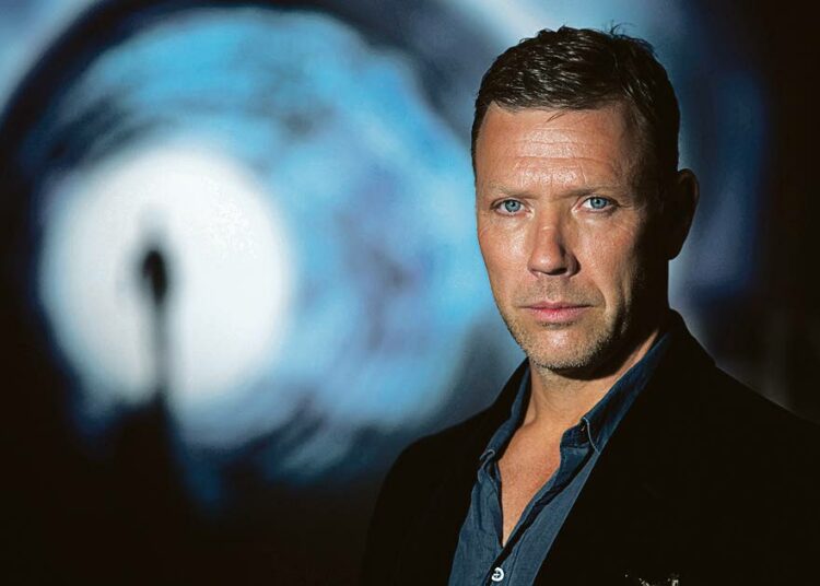 Mikael Persbrandt tekee tuttuun tapaansa hienon roolityön unilääkekierteessä olevana lääkäri-isänä.