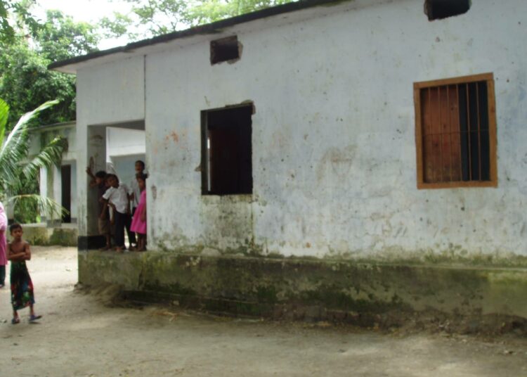 Bangladeshissa on 6–10-vuotiaita oppilaita 20 miljoonaa. Kuvassa Taltolin peruskoulu Chandpurin alueella.