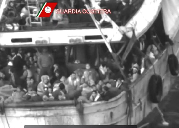 Italian rannikkovartioston tiistaina 21.4. julkaisemassa kuvassa on Calabrian rannikolta pelastettu laiva, jossa oli 446 Eurooppaan pyrkivää pakolaista.