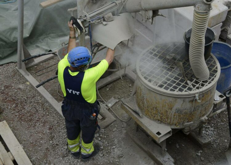 Työllisyyden lasku jatkuu teollisuudessa ja rakentamisessa.