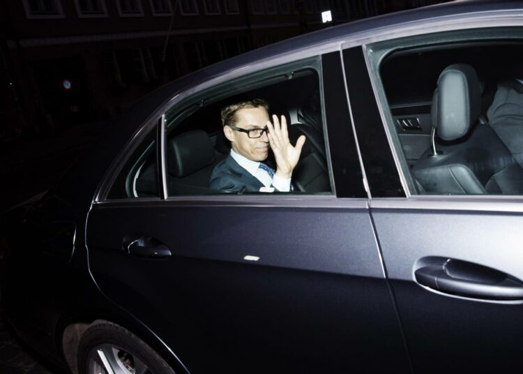 Valtiovarainministeri Alexander Stubb saapui perjantaiaamuna autolla valtioneuvoston linnaan.