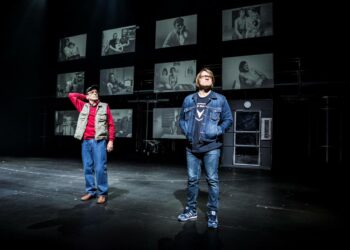 Oulun kaupunginteatterin näytelmässä Laulu koti-ikävästä isä ja poika etsivät itseään ja menneisyyttään Göteborgista ymmärtääkseen nykyisyyttä.