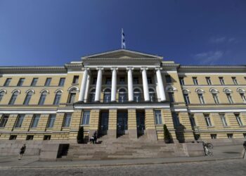Helsingin yliopisto vähentää vuoden 2017 loppuun mennessä arviolta lähes tuhat työntekijää. Enemmistö irtisanotaan tänä keväänä.