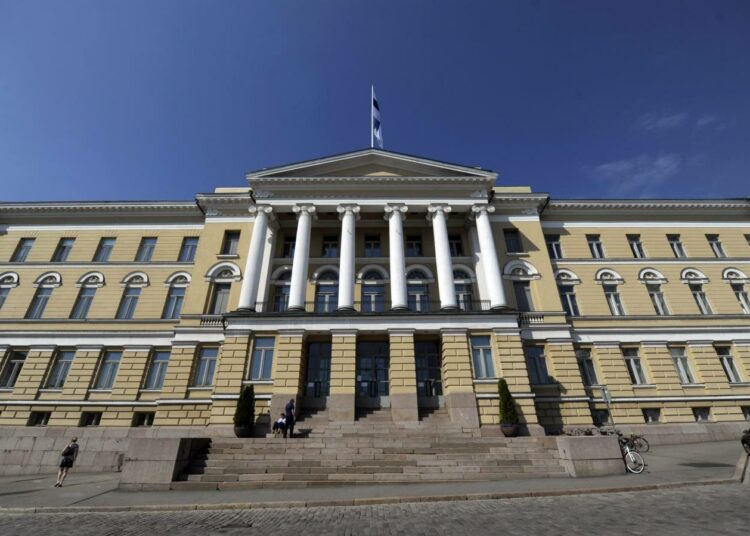 Helsingin yliopisto vähentää vuoden 2017 loppuun mennessä arviolta lähes tuhat työntekijää. Enemmistö irtisanotaan tänä keväänä.