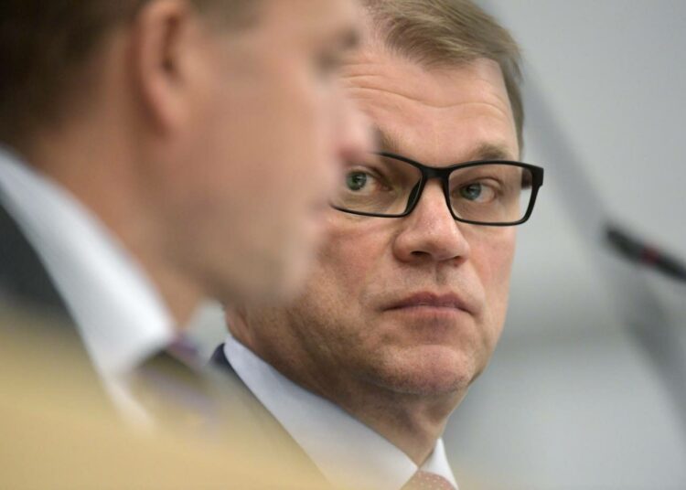 Valtiovarainministeri Petteri Orpo ja pääministeri Juha Sipilä suullisella kyselytunnilla eduskunnassa.
